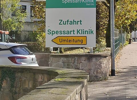 Blick auf das Bauschild der Spessart-Klinik Bad Orb GmbH