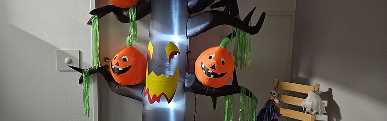 Blick auf das gruselig geschmückte Babbelcafé der Spessart-Klinik