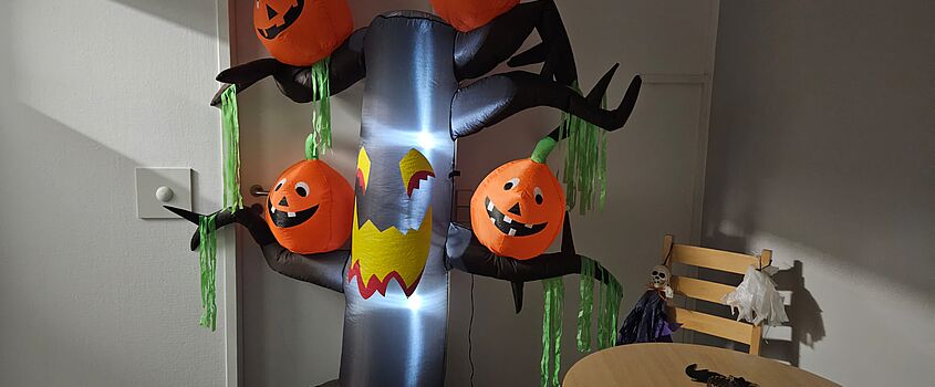 Blick auf das gruselig geschmückte Babbelcafé der Spessart-Klinik