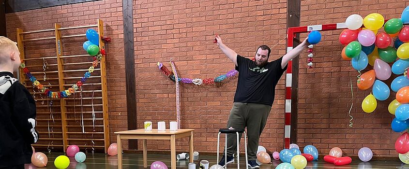 Voller Begeisterung ist ein Mitarbeiter dabei