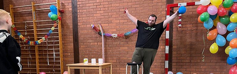 Voller Begeisterung ist ein Mitarbeiter dabei